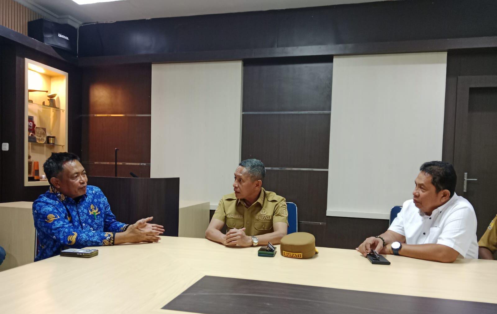 Kepala Dinas SDA dan Bina Marga Sultra, Pahri Yamsul saat menyambut Bupati Buton Utara, Afirudin Mathara usai penandatanganan kontrak Simpang Tiga Bubu–Ronta di Kabupaten Buton Utara bertempat di Kantor Dinas SDA dan Bina Marga Sultra.