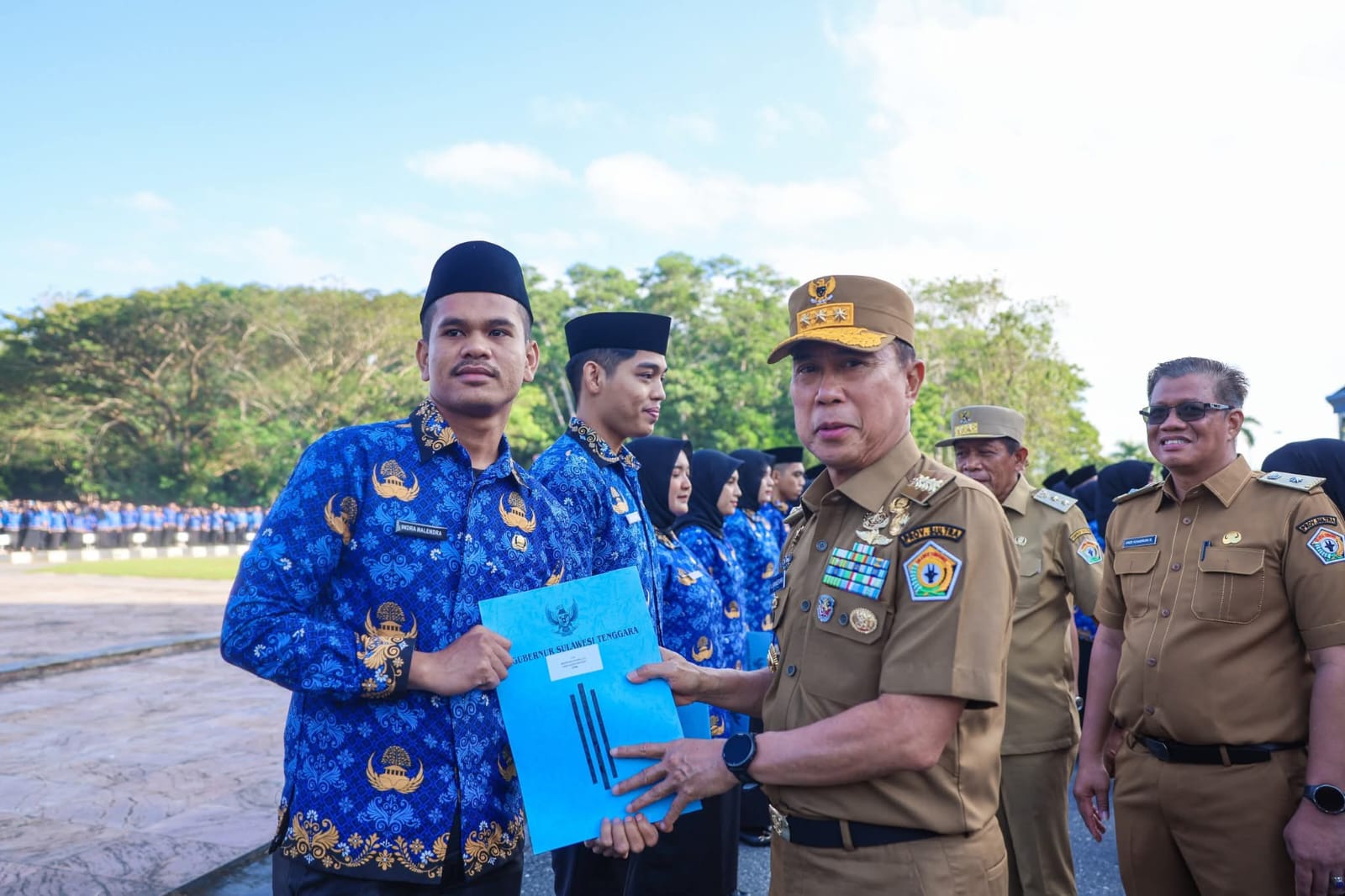 Gubernur Sultra, Andi Sumangerukka, secara resmi menyerahkan SK pengangkatan CPNS dan PPPK formasi 2024 lingkup Pemerintah Provinsi Sultra.