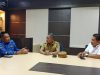Kepala Dinas SDA dan Bina Marga Sultra, Pahri Yamsul bersama Bupati Buton Utara, Afirudin Mathara usai penandatanganan kontrak jalan ruas Simpang Tiga Bubu-Ronta bertempat di Kantor SDA dan Bina Marga Sultra, Senin (16/6)
