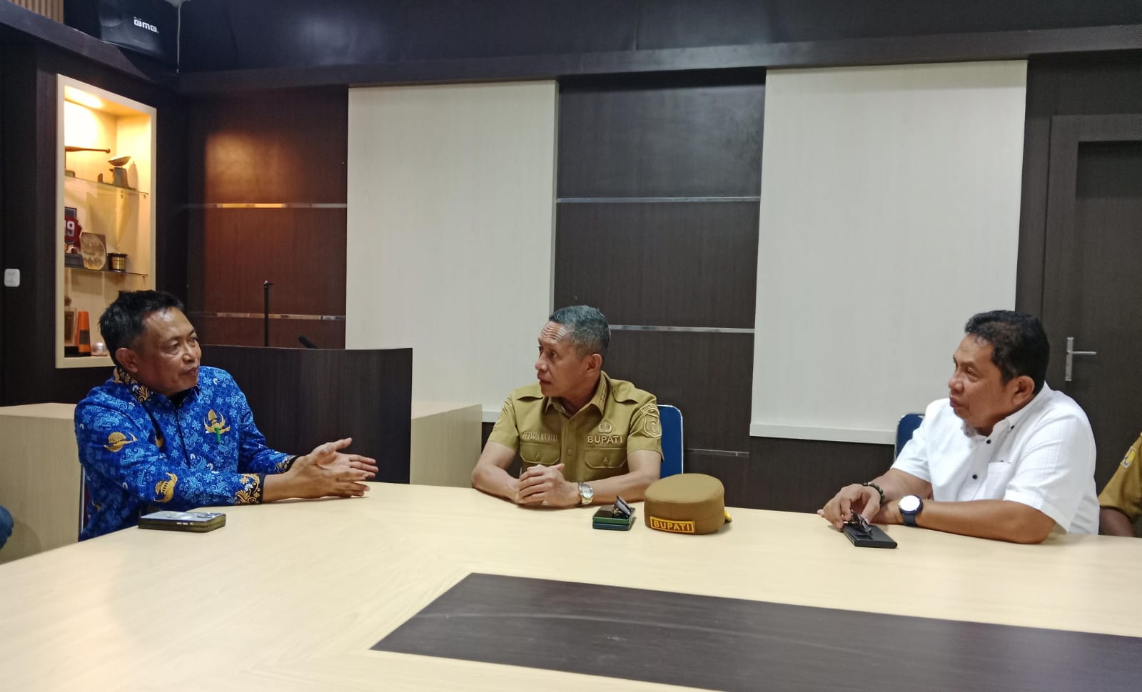 Kepala Dinas SDA dan Bina Marga Sultra, Pahri Yamsul bersama Bupati Buton Utara, Afirudin Mathara usai penandatanganan kontrak jalan ruas Simpang Tiga Bubu-Ronta bertempat di Kantor SDA dan Bina Marga Sultra, Senin (16/6)