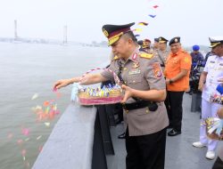 Kenang Jasa Pahlawan, Polda Sultra Gelar Tabur Bunga di Teluk Kendari
