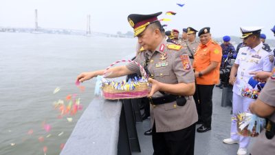 Kenang Jasa Pahlawan, Polda Sultra Gelar Tabur Bunga di Teluk Kendari