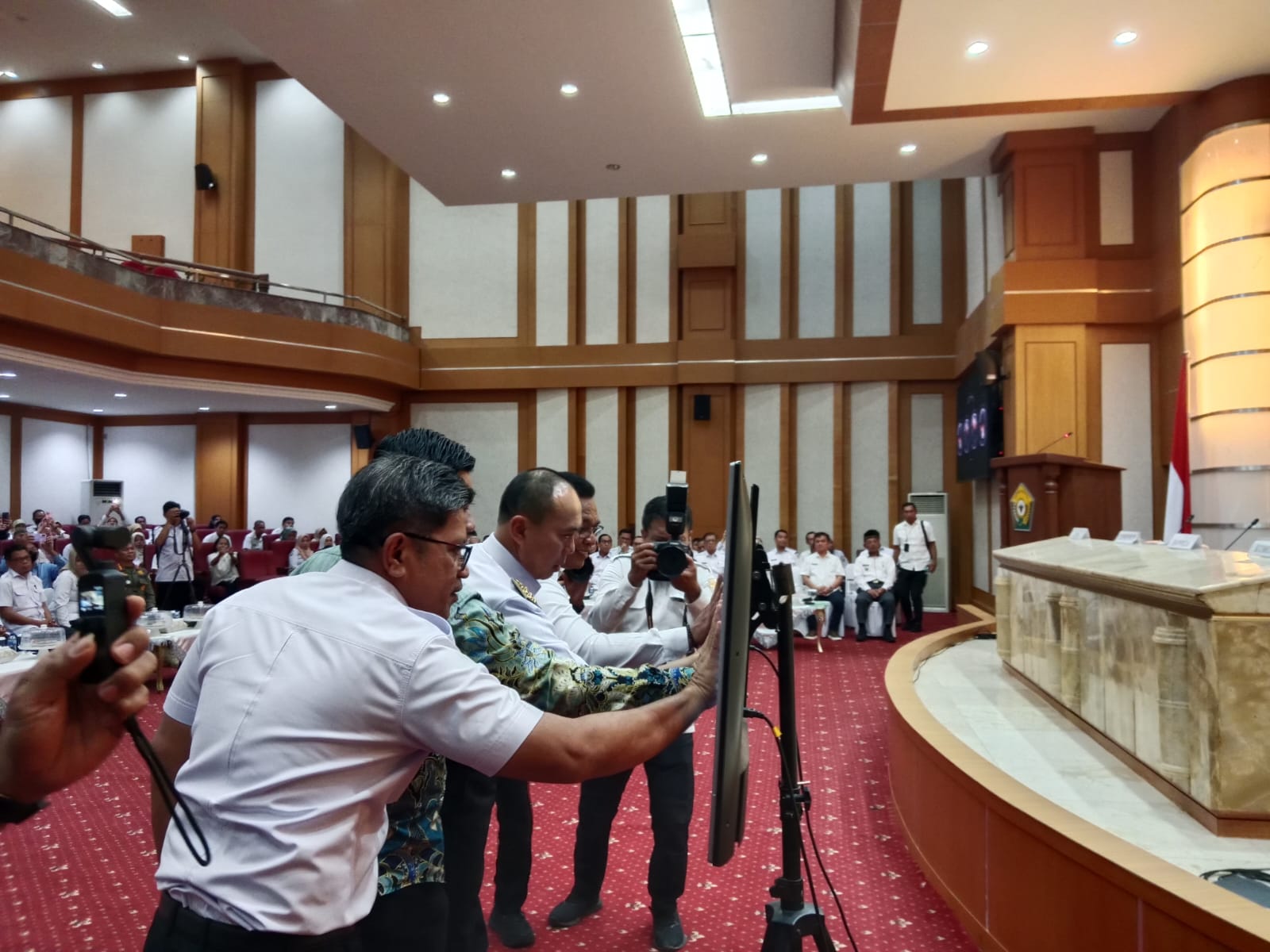 Ketgam: Gubernur Sultra, Andi Sumangerukka, secara resmi melaunching dan sosialisasi aplikasi SIMDATA bertempat di Ruag Pola Kantor Gubernur Sultra, Rabu (25/6).