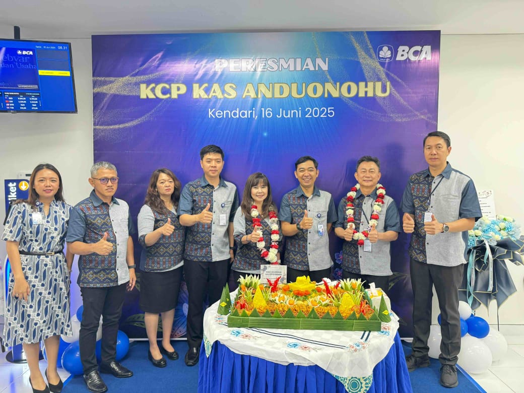 Direktur BCA Lianawaty Suwono (keempat dari kanan), Direktur BCA Frengky Chandra Kusuma (kedua dari kanan), Kepala Kantor Wilayah IV BCA Harijanto (paling kanan), Kepala KCU BCA Kendari Erwin Hendra (keempat dari kiri), Kepala KCP Kas BCA Anduonohu Christian Renden Sallolo (ketiga dari kanan), berfoto bersama dalam peresmian KCP Kas BCA Anduonohu.