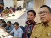 Proses penandatanganan kontrak pengerjaan jalan ruas Made Sabara Kendari dan penanganan longsor desa belalo di Konawe Utara berlangsung di Ruang Rapat Dinas SDA dan Bina Marga Sultra, Senin (30/6). (FOTO: FAYSAL/MS)