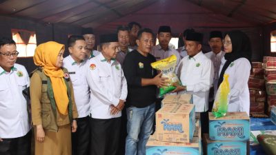Peduli Korban Banjir, Kakanwil Kemenag Sultra Turun Langsung Serahkan Bantuan