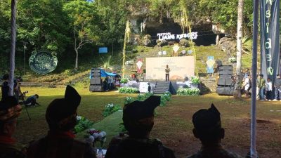 Wagub Sultra, Hugua, saat menghadiri pembukaan Festival Liangkabori 2025 yang digelar pada 11 hingga 18 Juli 2025 di Desa Liangkobori, Kabupaten Muna.