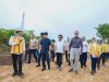 Gubernur Sultra Mayjen TNI (Purn) Andi Sumangerukka saat mendampingi Menteri PU Republik Indonesia, RI Ir. Dody Hanggodo, MPE, saat meninjau lokasi pembangunan jembatan Buton-Muna sekaligus mengunjungi lokasi aspal Buton di Kecamatan Lasalimu, Kabupaten Buton, Minggu (13/7). (FOTO : Frans Patadungan/Biro Adpim Sultra)