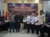 KPU Kota Kendari menyerahkan Berita Acara penetapan rekapitulasi pemilih PDPB Triwulan II tahun 2025 kepada Bawaslu Kota Kendari. (Dok. Istimewa)