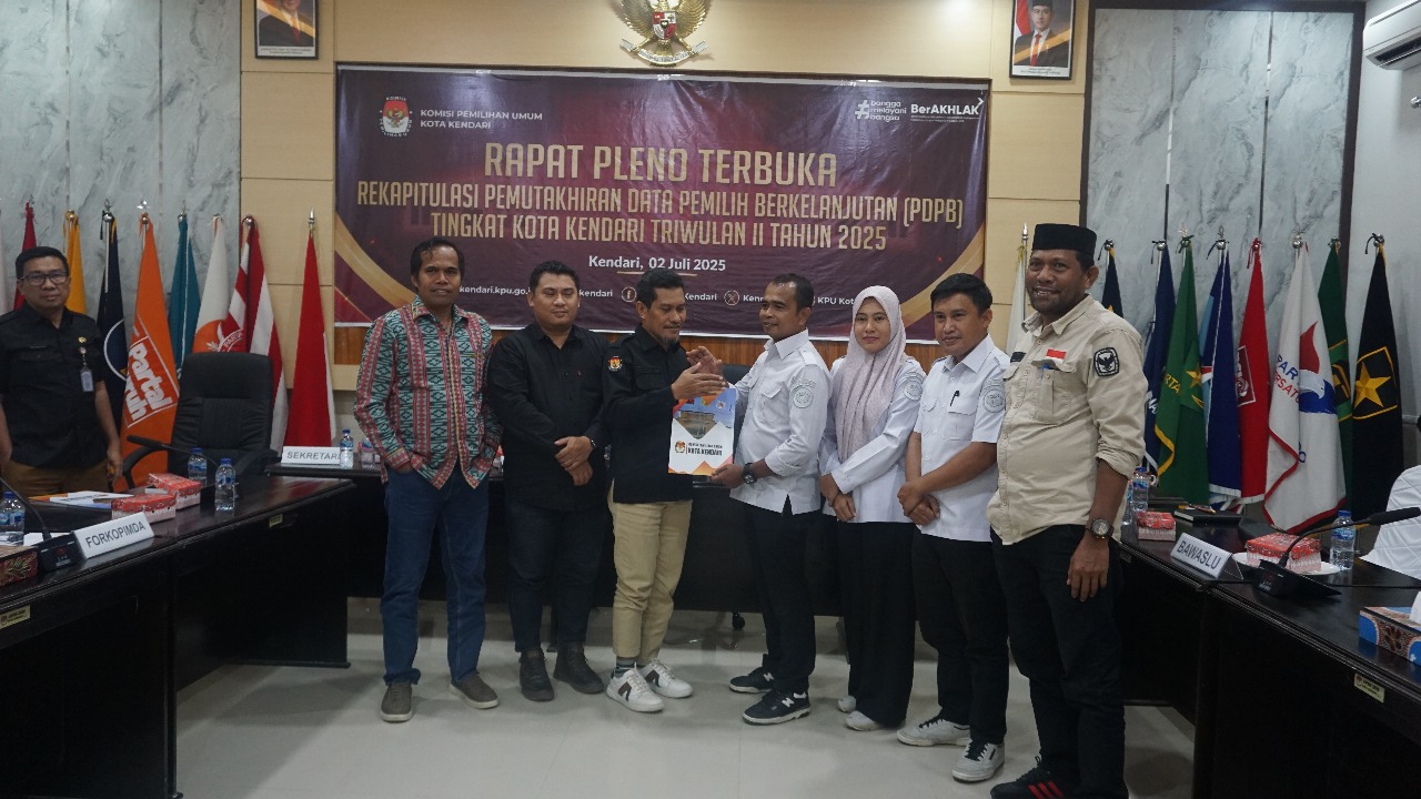 KPU Kota Kendari menyerahkan Berita Acara penetapan rekapitulasi pemilih PDPB Triwulan II tahun 2025 kepada Bawaslu Kota Kendari. (Dok. Istimewa)