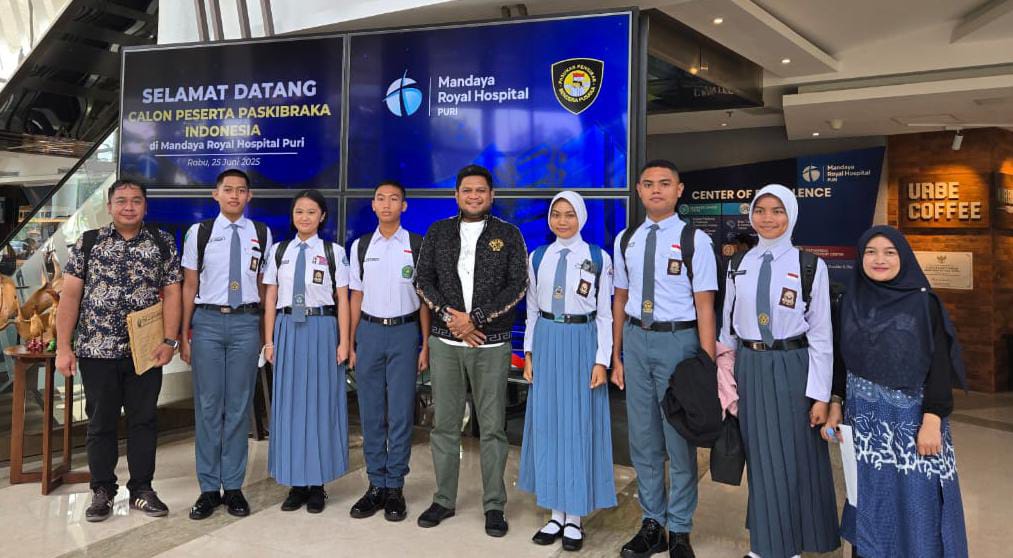 Kepala Bidang Ideologi, Wawasan Kebangsaan, dan Karakter Bangsa Badan Kesbangpol Sultra, Laode Muh Al Basyir (tengah) saat mendampingi enam wakil terbaik Sultra mengikuti seleksi Paskibraka Tingkat Nasional 2025 di Jakarta.