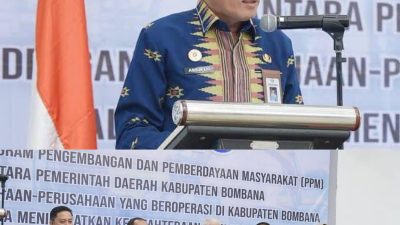 Sekda Sultra, Drs H. Asrun Lio MHum PhD saat menghadiri sekaligus membuka secara resmi acara executive meeting, dalam rangka peningkatan kesejahteraan masyarakat melalui program PPM Kabupaten Bombana.