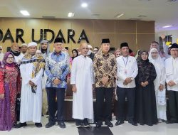 Sambut Rombongan Perdana Jemaah Haji Sultra, Gubernur Andi Sumangerukka Apresiasi Kinerja Petugas Haji