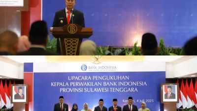 Gubernur Sultra, Mayjen TNI (Purn) Andi Sumangerukka (ASR) saat menghadiri upacara pengukuhan Kepala BI Sultra yang berlangsung di Aula Wakatobi, Gedung KPw BI Sultra, pada Kamis (4/7). (Dok. Istimewa)