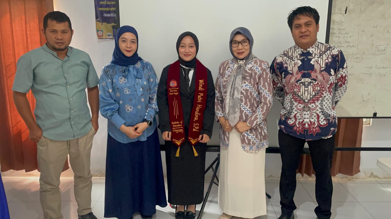 Windi Putri Handina (tengah) merupakan lulusan Program Studi PGSD, Unsultra Kendari. (Dok. istimewa)
