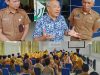 Pakar Komunikasi Nasional, Dr Aqua Dwipayana (tengah) didampingi Kepala Dinas DLH Sultra, Dr Andi Makkawaru (kiri) dan Kepala Dinas Koperasi dan UMKM Sultra, Dr LM Shalihin saat memberikan pembekalan komunikasi dan motivasi kepada ASN dari Dinas Koperasi dan UMKM serta DLH Sultra. (FOTO: FAYSAL/MS) 