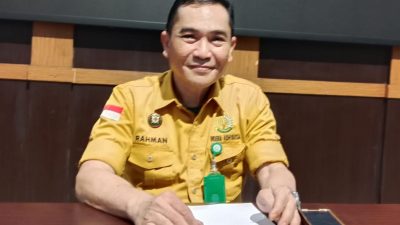 Kasi Penkum Kejati Sultra, Abdul Rahman, saat menggelar konferensi pers penetapan satu orang tersangka dalam kasus pertambangan ilegal di Kolaka Utara. (FOTO: FAYSAL/MS)