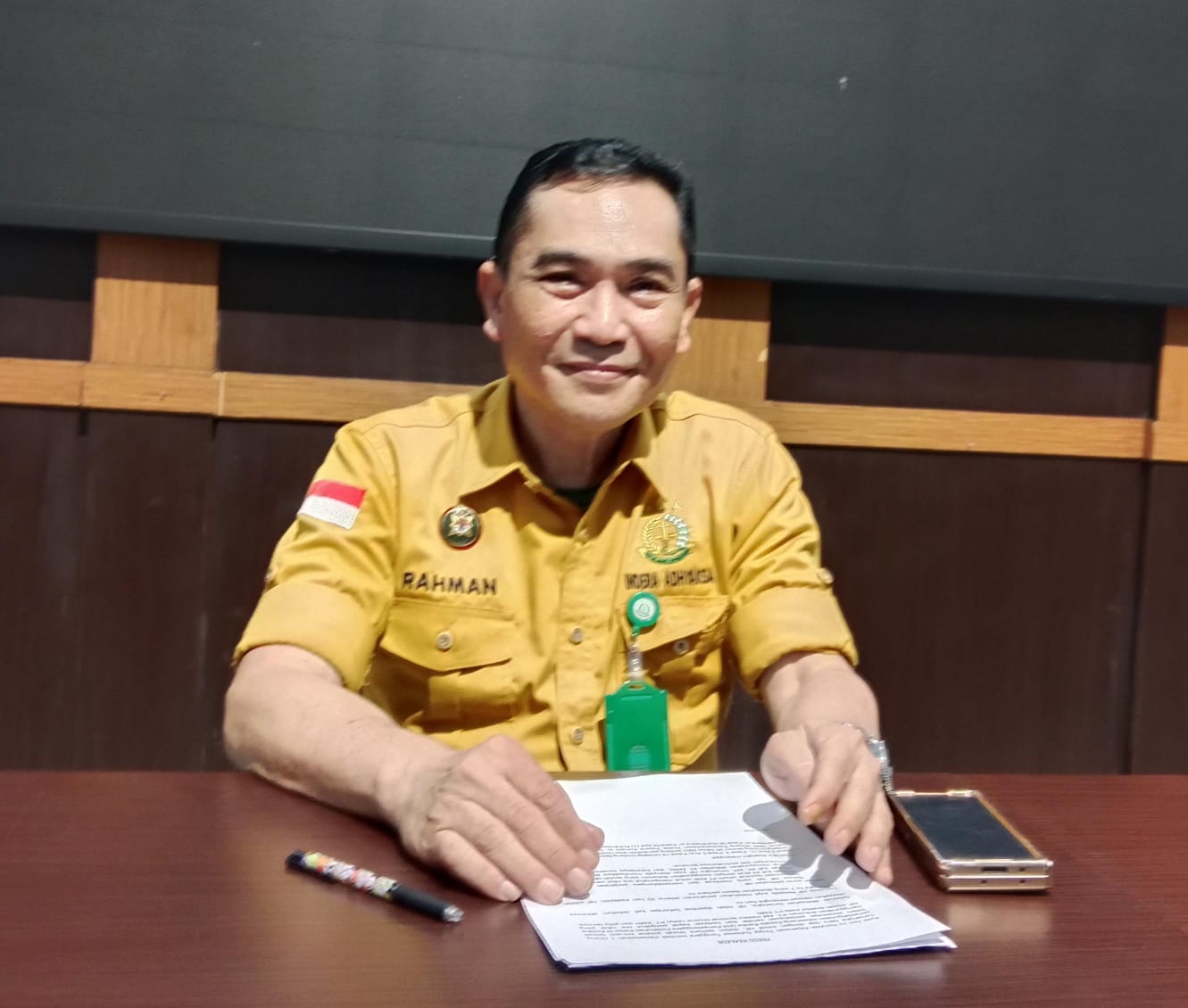 Kasi Penkum Kejati Sultra, Abdul Rahman, saat menggelar konferensi pers penetapan satu orang tersangka dalam kasus pertambangan ilegal di Kolaka Utara. (FOTO: FAYSAL/MS)