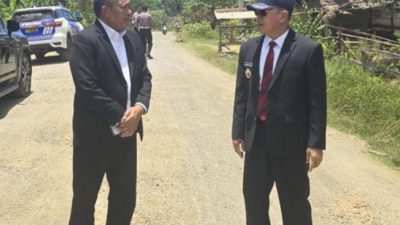 Kepala Dinas SDA dan Bina Marga Sultra, Pahri Yamsul (kiri) bersama Gubernur Sultra Andi Sumangerukka saat mengecek kondisi jalan provinsi di Konawe Selatan pada 5 Maret 2025 lalu. (Dok. Istimewa)