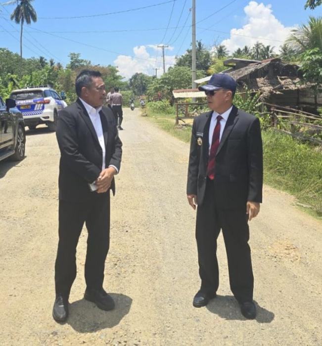 Kepala Dinas SDA dan Bina Marga Sultra, Pahri Yamsul (kiri) bersama Gubernur Sultra Andi Sumangerukka saat mengecek kondisi jalan provinsi di Konawe Selatan pada 5 Maret 2025 lalu. (Dok. Istimewa)