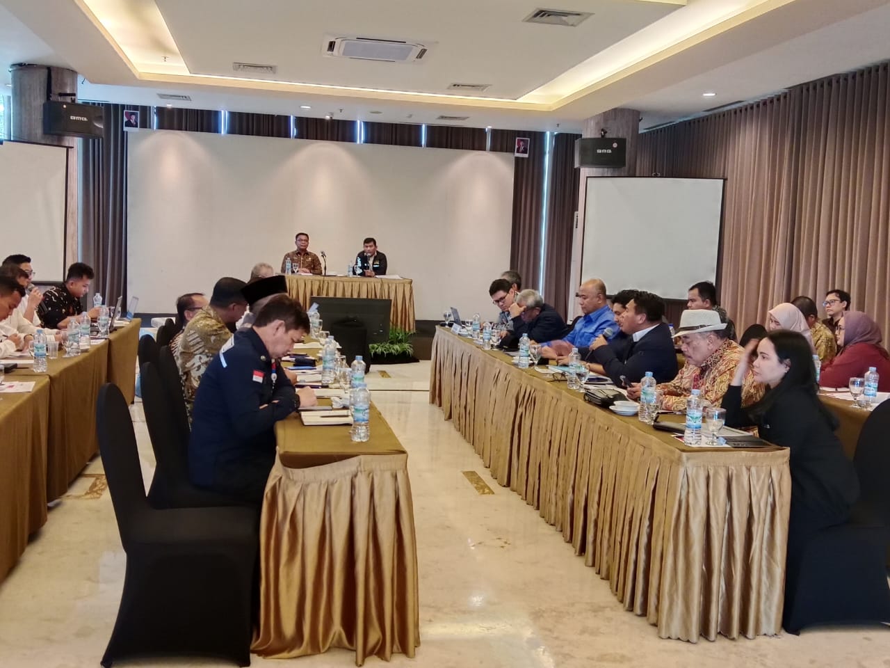 Komisi XII DPR RI rapat bersama perwakilan manajemen VDNI dan OSS, serta Pemprov Sultra bertempat di Hotel Claro Kendari, Jumat (11/7).