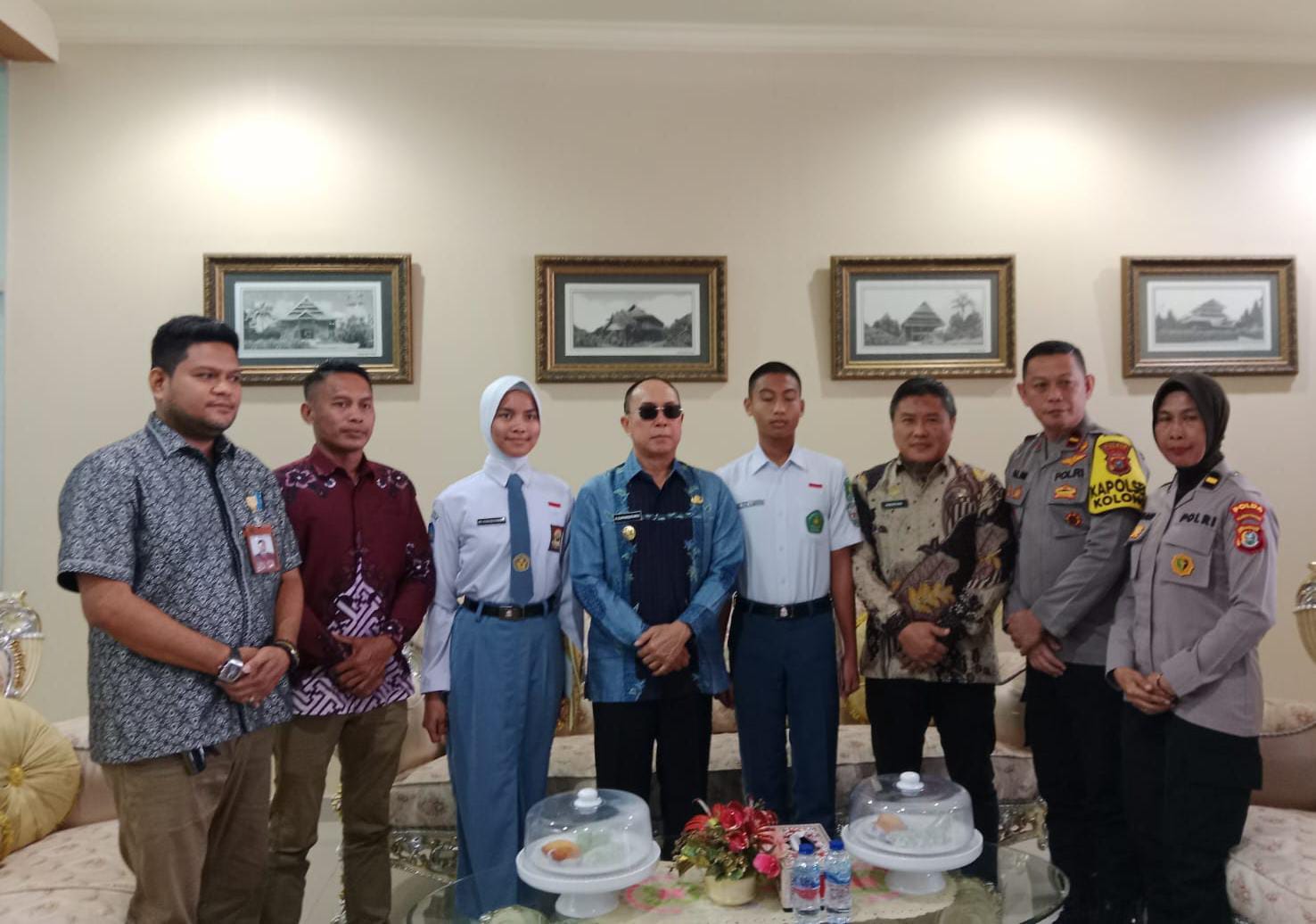 Gubernur Sultra Andi Sumangerukka (tengah) foto bersama orang tua dari dua pelajar Paskibraka Nasional asal Sultra.