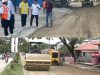 Kepala Dinas SDA dan Bina Marga Sultra, Pahri Yamsul, bersama tim meninjau langsung proses pengerjaan Jalan Katamso Baruga di Kota Kendari.