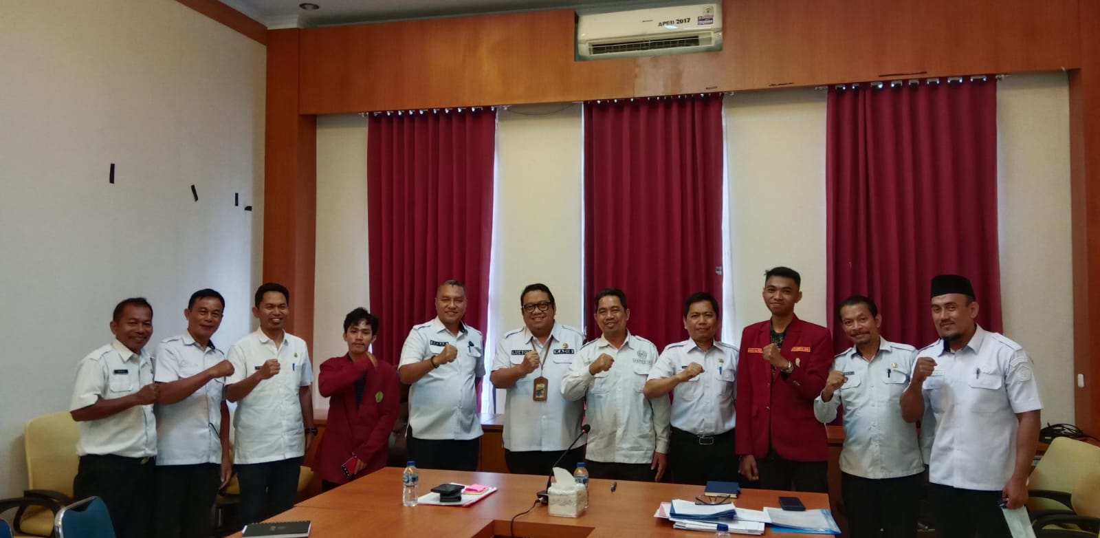 Suasana pelepasan mahasiswa magang UMK di Kantor Dinas Perkebunan dan Hortikultura Sultra. (FOTO: FAYSAL/MS)