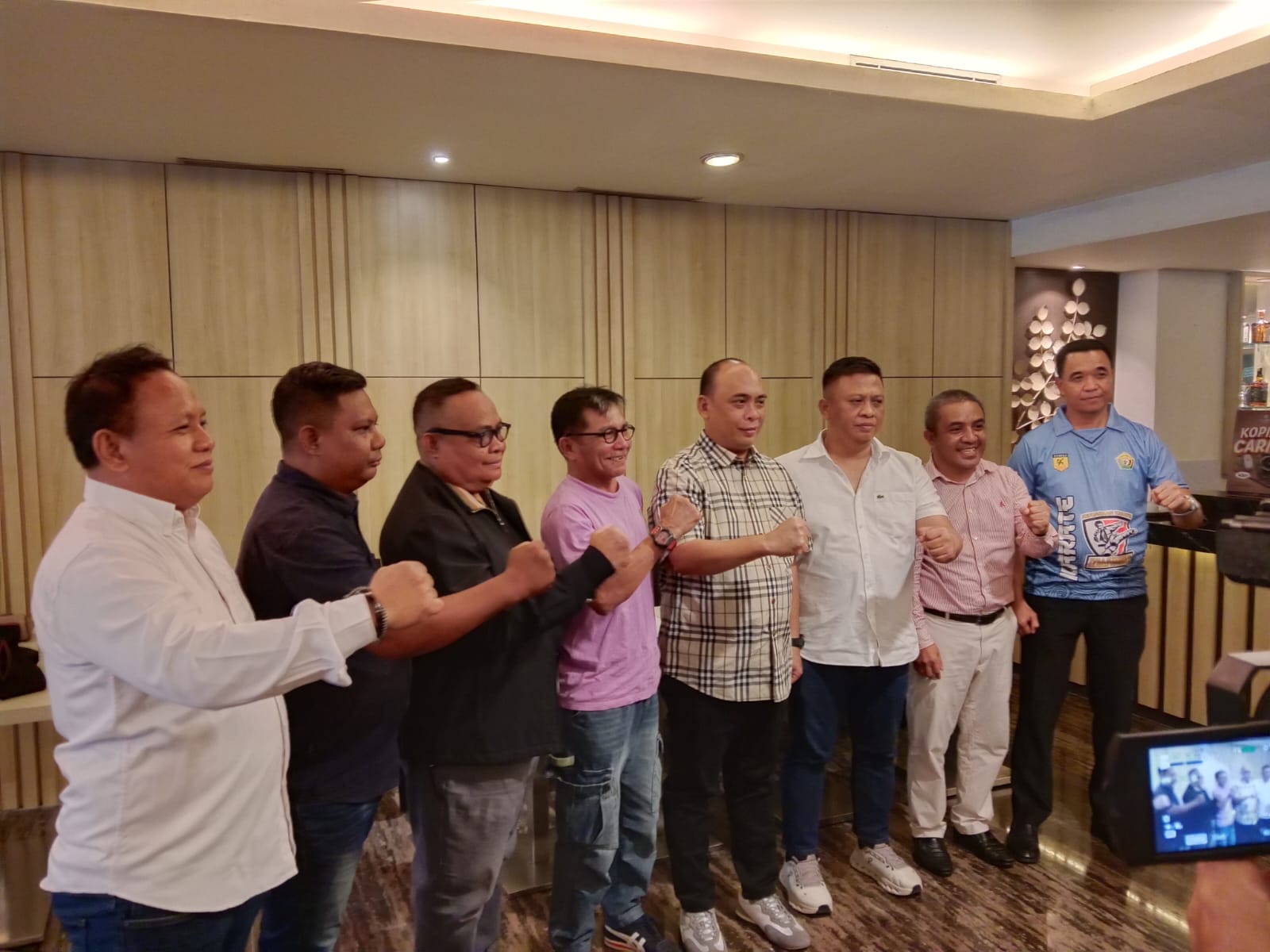 Ketgam: Andi Ady Aksar (empat dari kanan) resmi mendaftarkan diri sebagai calon Ketua KONI Sultra masa bakti 2025–2029. (FOTO: FAYSAL/MS)