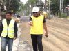 Kepala Dinas Sumber Daya Air (SDA) dan Bina Marga Sultra, Pahri Yamsul (kanan) saat meninjau pekerjaan ruas jalan provinsi bertempat di Kota Kendari.