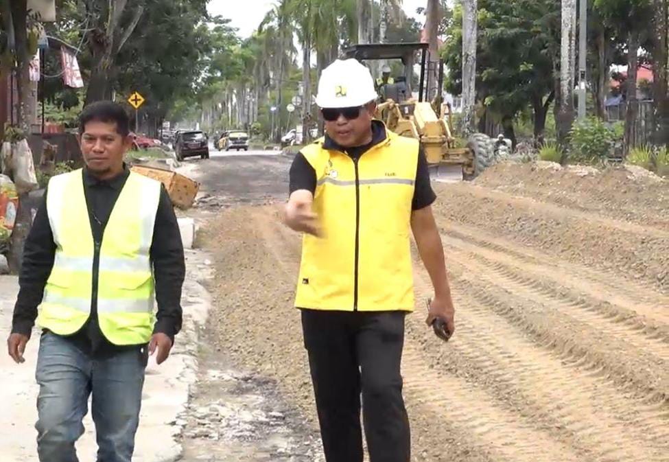Kepala Dinas Sumber Daya Air (SDA) dan Bina Marga Sultra, Pahri Yamsul (kanan) saat meninjau pekerjaan ruas jalan provinsi bertempat di Kota Kendari.