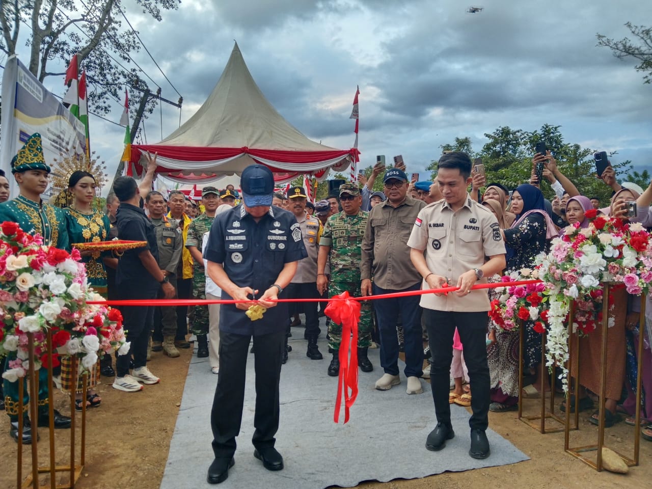 Gubernur Sultra, Andi Sumangerukka, saat meresmikan pemanfaatan perdana Jembatan Bailey yang menghubungkan ruas Landawe–Kota Maju–Asera di Desa Sambandete, Kecamatan Oheo, Kabupaten Konawe Utara (Konut), Jumat (25/7). (FOTO: FAYSAL/MS)