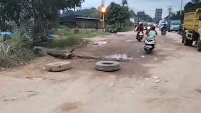 Suasana blokade jalan di ruas jalan poros Motaha-Lambuya yang dilakukan oleh masyarakat. (Dok. Istimewa)