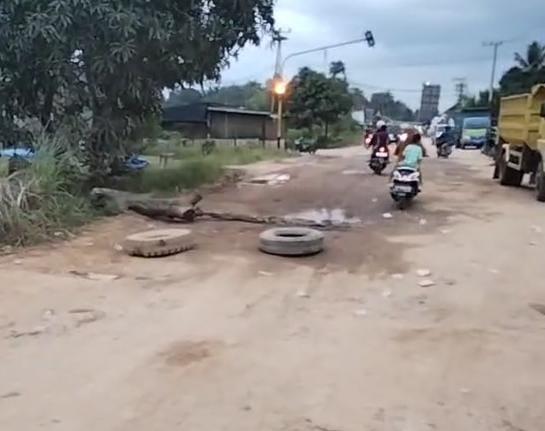 Suasana blokade jalan di ruas jalan poros Motaha-Lambuya yang dilakukan oleh masyarakat. (Dok. Istimewa)