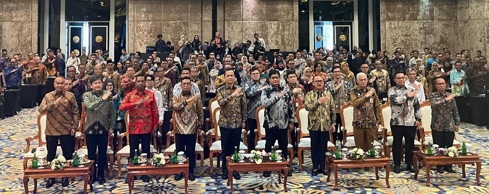 Ketgam: Sekda Sultra, Drs. H. Asrun Lio, M.Hum., Ph.D (tiga dari kanan) mewakili Gubernur Sultra, Mayjen TNI (Purn) Andi Sumangerukka (ASR), dalam Rakernas Kementerian Transmigrasi tahun 2025 yang digelar di Denpasar Selatan, Bali, pada Senin (28/7). (Dok. Istimewa)
