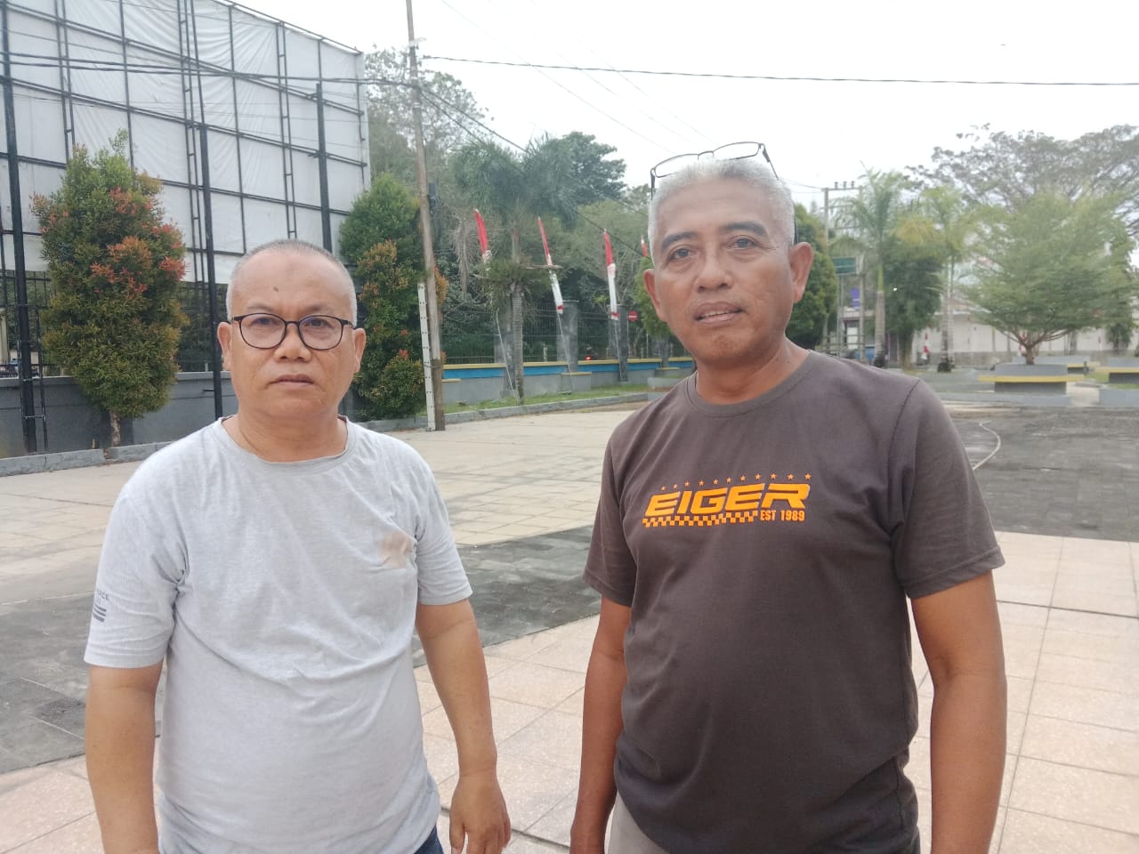 PPTK Dinas SDA dan Bina Marga Sultra, Muhamad Yansen, didampingi pengawas konsultan Harianto, untuk pekerjaan drainase di ruas Jalan Motaha–Alangga, Desa Lalonggombu, Kecamatan Andoolo, Kabupaten Konawe Selatan, yang dikerjakan oleh CV. Sinar Dunia Perkasa.