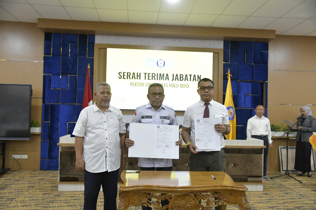 Proses acara serah terima jabatan Rektor UHO Kendari periode 2017–2025, Prof. Muhammad Zamrun Firihu, kepada Prof. Armid bertempat di Gedung Rektorat UHO Kendari, Senin (4/8).