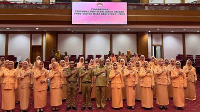 Sekda Sultra, Drs H Asrun Lio MHum PhD, turut menghadiri sekaligus memberikan sambutan dalam acara Pengukuhan Pengurus DWP Sultra masa bhakti 2024-2029, bertempat di Ruang Pola Kantor Gubernur Sultra, Selasa (5/8). (Dok. Istimewa)