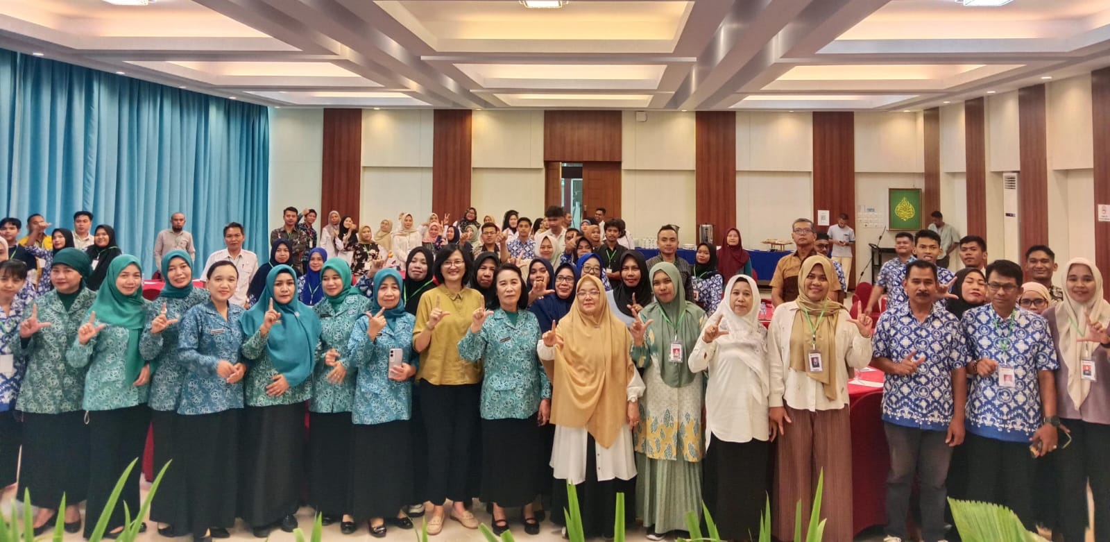 Ketua TP PKK Sultra, Arinta Nila Hapsari Andi Sumangerukka, diwakili oleh Ketua Bidang 2 pada Kelompok Kerja (Pokja) 2 TP PKK Sultra, Maswaty Madjid turut menghadiri kegiatan pelatihan guru SLB se-Sultra. (FOTO: FAYSAL/MS)