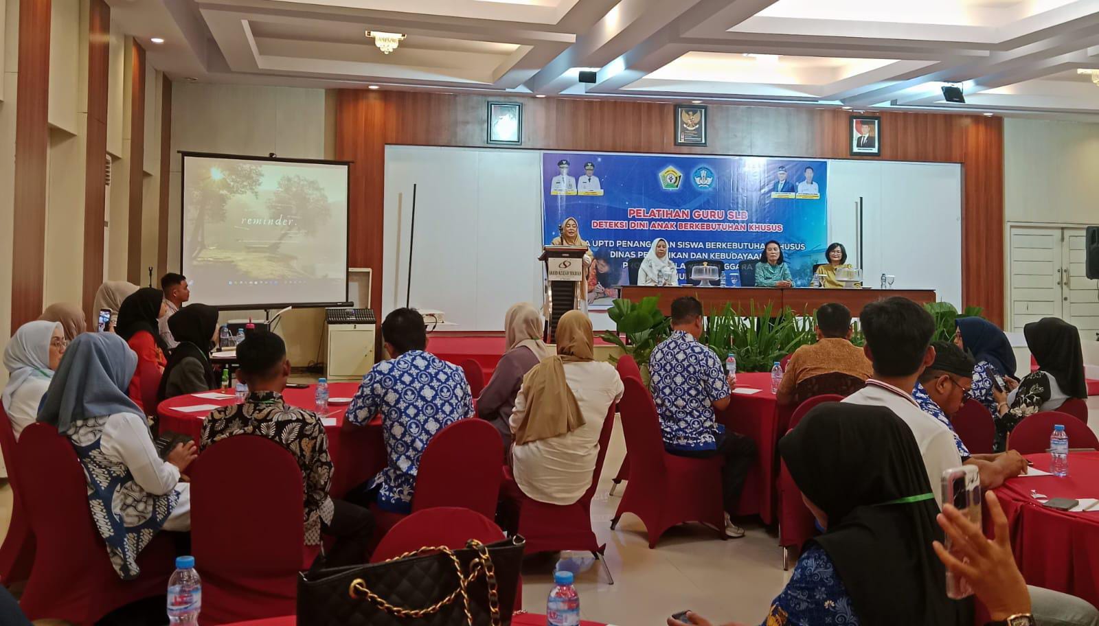Dikbud Sultra melalui UPTD Penanganan Siswa Berkebutuhan Khusus menggelar pelatihan bagi guru SLB se-Sultra dalam rangka peningkatan kemampuan deteksi dini terhadap anak berkebutuhan khusus bertempat di Hotel Sahid Azizah Syariah Kendari pada Rabu (6/8). (FOTO: FAYSAL/MS)