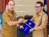 Gubernur Sultra Mayjen TNI (Purn) Andi Sumangerukka saat menyerahkan surat penugasan Plt Bupati Kolaka Timur kepada Wakil Bupati Yosep Sahaka bertempat di Ruang Kerja Gubernur, Selasa (12/8). (Dok. Pemprov Sultra)
