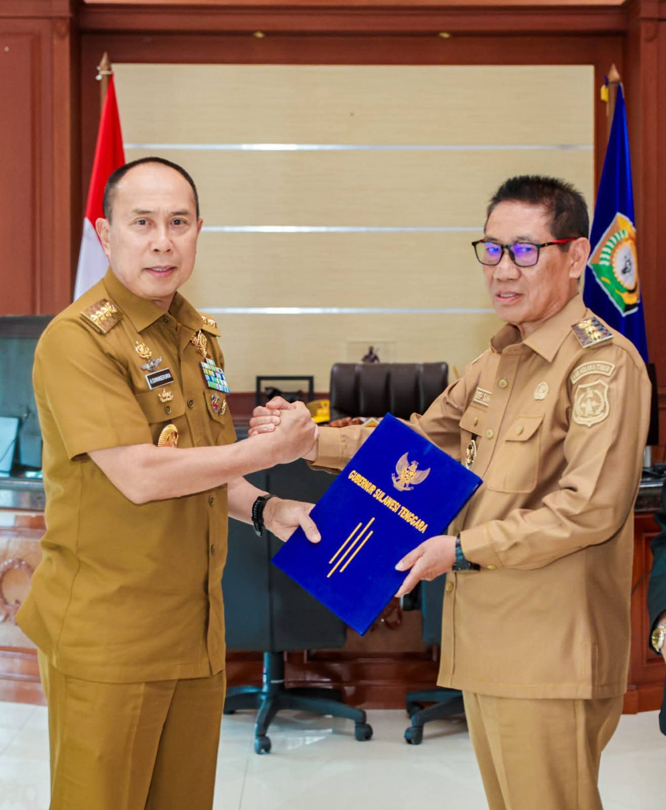 Gubernur Sultra Mayjen TNI (Purn) Andi Sumangerukka saat menyerahkan surat penugasan Plt Bupati Kolaka Timur kepada Wakil Bupati Yosep Sahaka bertempat di Ruang Kerja Gubernur, Selasa (12/8). (Dok. Pemprov Sultra)