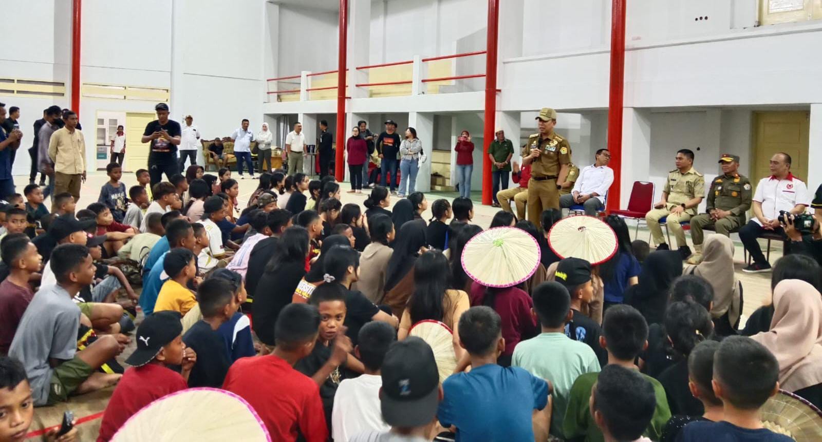 Gubernur Sultra, Andi Sumangerukka, saat meninjau secara langsung kesiapan para penari asal Sultra yang akan tampil di Istana Negara pada peringatan HUT RI ke-80. (FOTO: FAYSAL/MS)