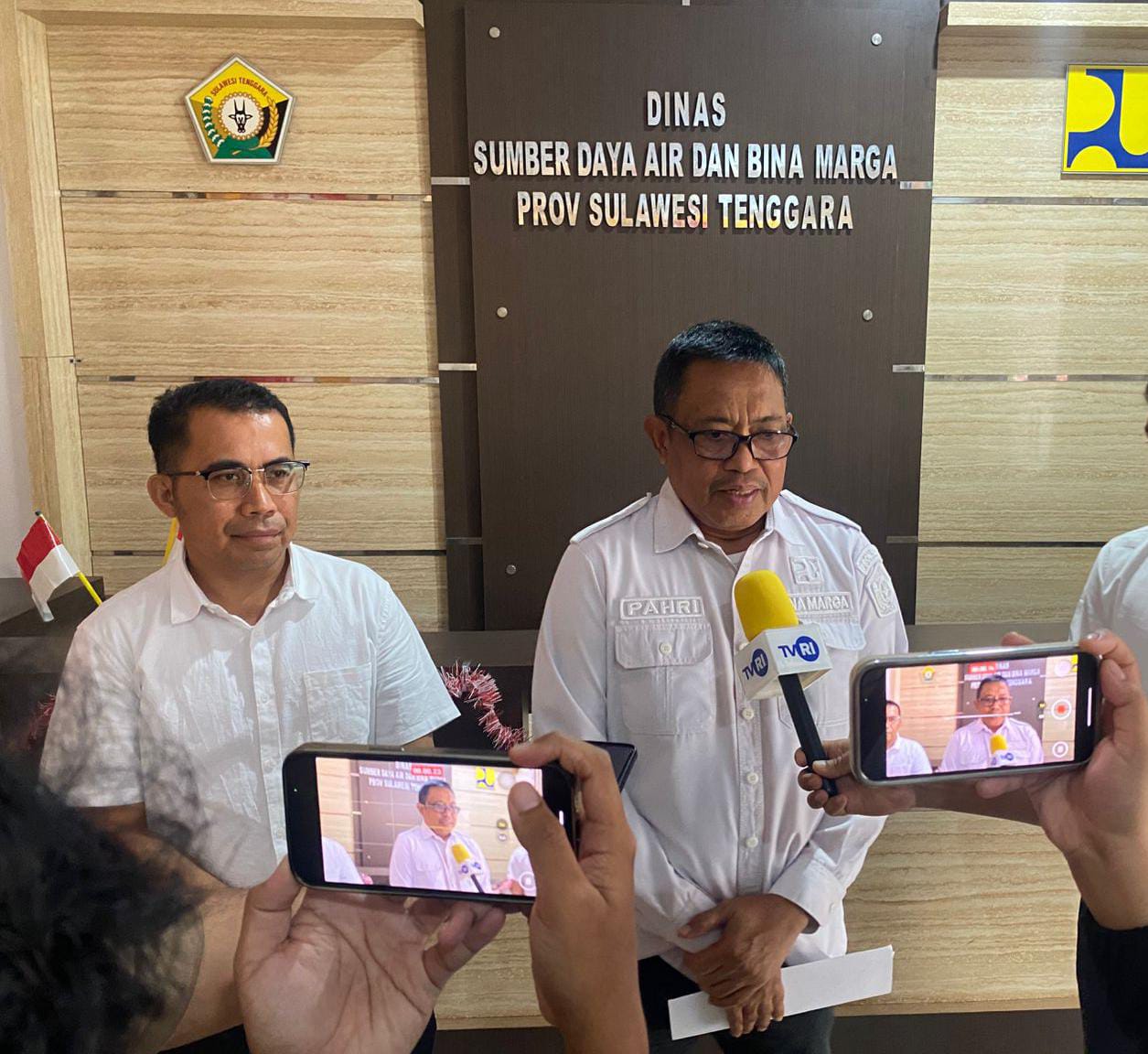 Kepala Dinas SDA dan Bina Marga Sultra, Pahri Yamsul (kanan) didampingi Kepala Bidang Pelaksanaan Jaringan Pemanfaatan Air (PJPA), Syukriyanto (kiri) (FOTO: FAYSAL/MS)