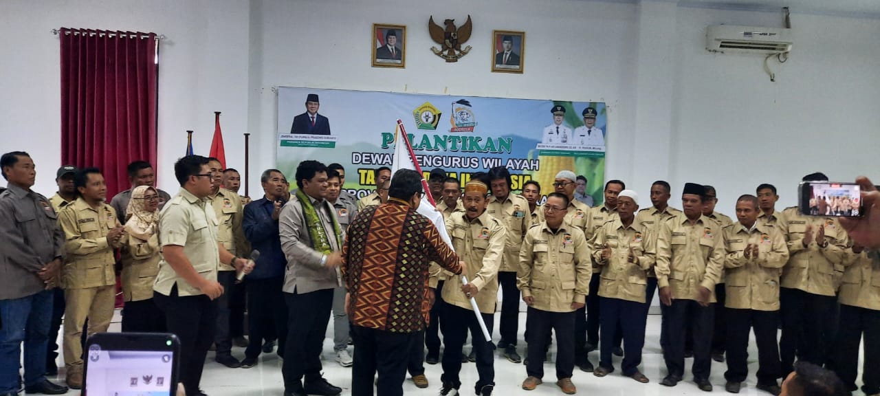 Suasana pelantikan DPW Tani Merdeka Indonesia Provinsi Sulawesi Tenggara masa bakti 2025–2030 bertempat di Aula Dinas Perkebunan dan Hortikultura Sultra, Kamis (14/8). (FOTO: FAYSAL/MS)