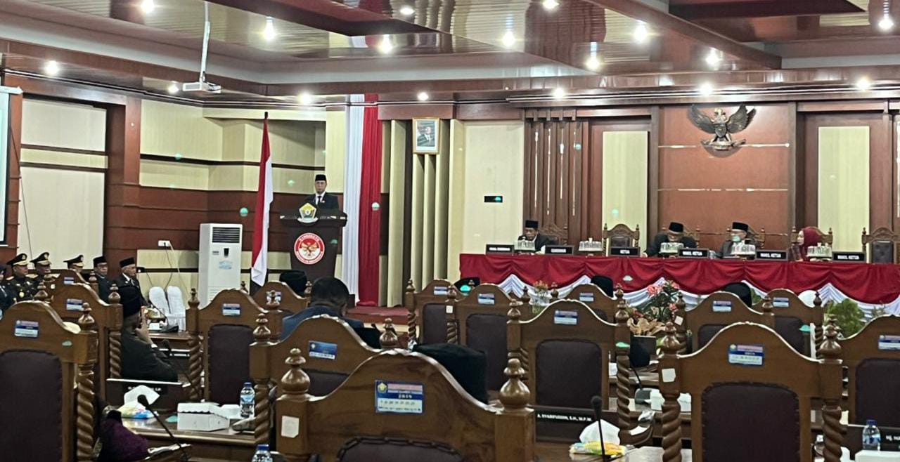 Gubernur Sultra, Andi Sumangerukka, saat memberikan sambutan dalam Rapat Paripurna DPRD Sultra yang digelar dalam rangka mendengarkan Pidato Kenegaraan menjelang HUT RI ke-80 bertempat di Gedung Paripurna DPRD Sultra.