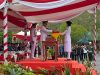 Pembawa baki, Wa Ode Ariqa Hidayastri, siswa asal Kota Kendari naik ke podium untuk menerima bendera dari Gubernur Sultra Andi Sumangerukka. (FOTO: FAYSAL/MS)