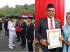 Gubernur Sultra, Andi Sumangerukka saat menyerahkan piagam tanda kehormatan satyalancana karya satya XX tahun dari Presiden Republik Indonesia, Prabowo Subianto kepada Kepala Bappeda Sultra, J. Robert. (FOTO: FAYSAL/MS)