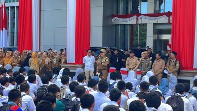 Gubernur Sultra, Andi Sumangerukka, saat memberikan pengarahan kepada siswa-siswi SMKN 2 Kendari pada apel yang dilaksanakan di halaman Kantor Gubernur Sultra.