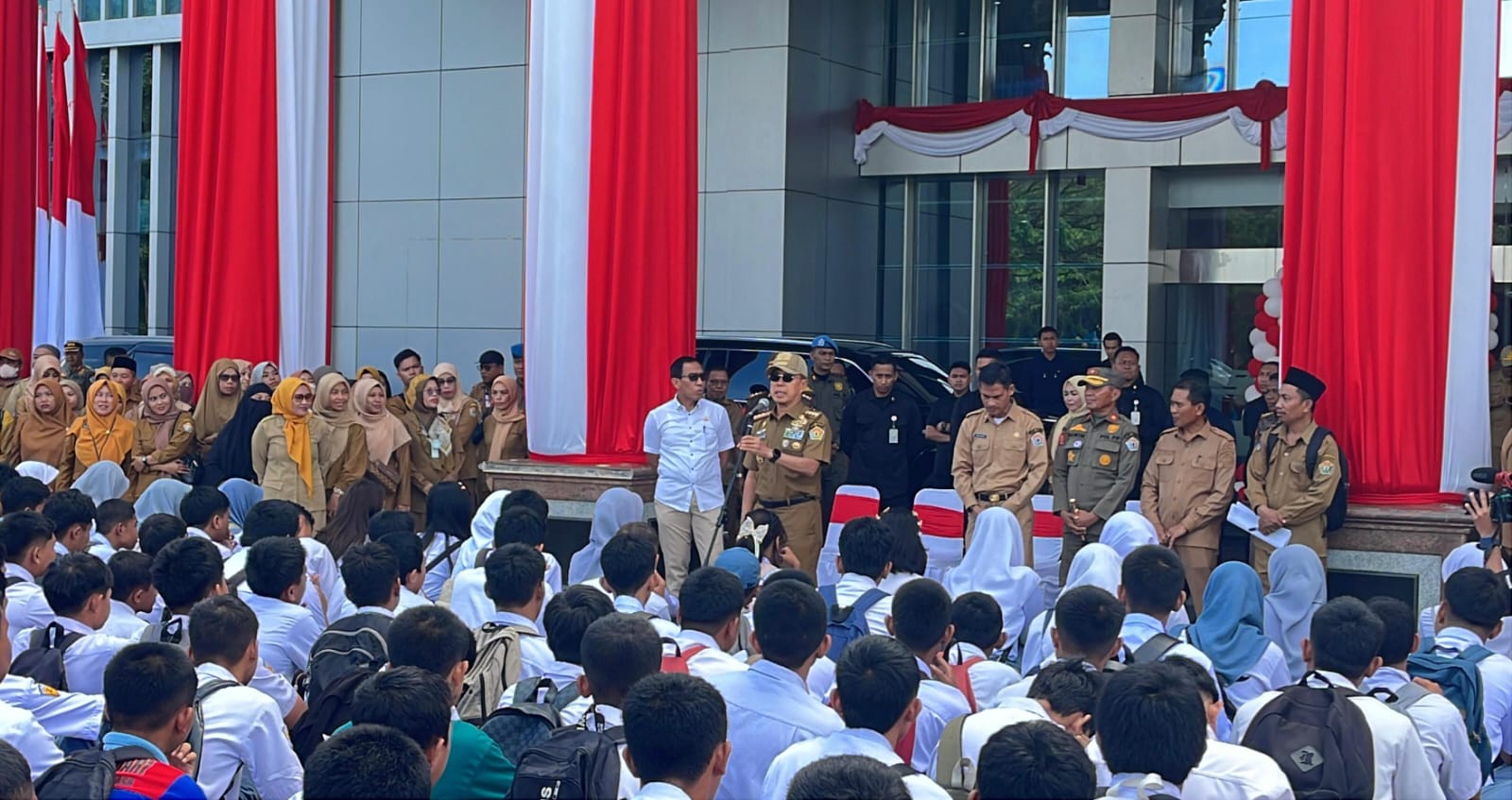 Gubernur Sultra, Andi Sumangerukka, saat memberikan pengarahan kepada siswa-siswi SMKN 2 Kendari pada apel yang dilaksanakan di halaman Kantor Gubernur Sultra.